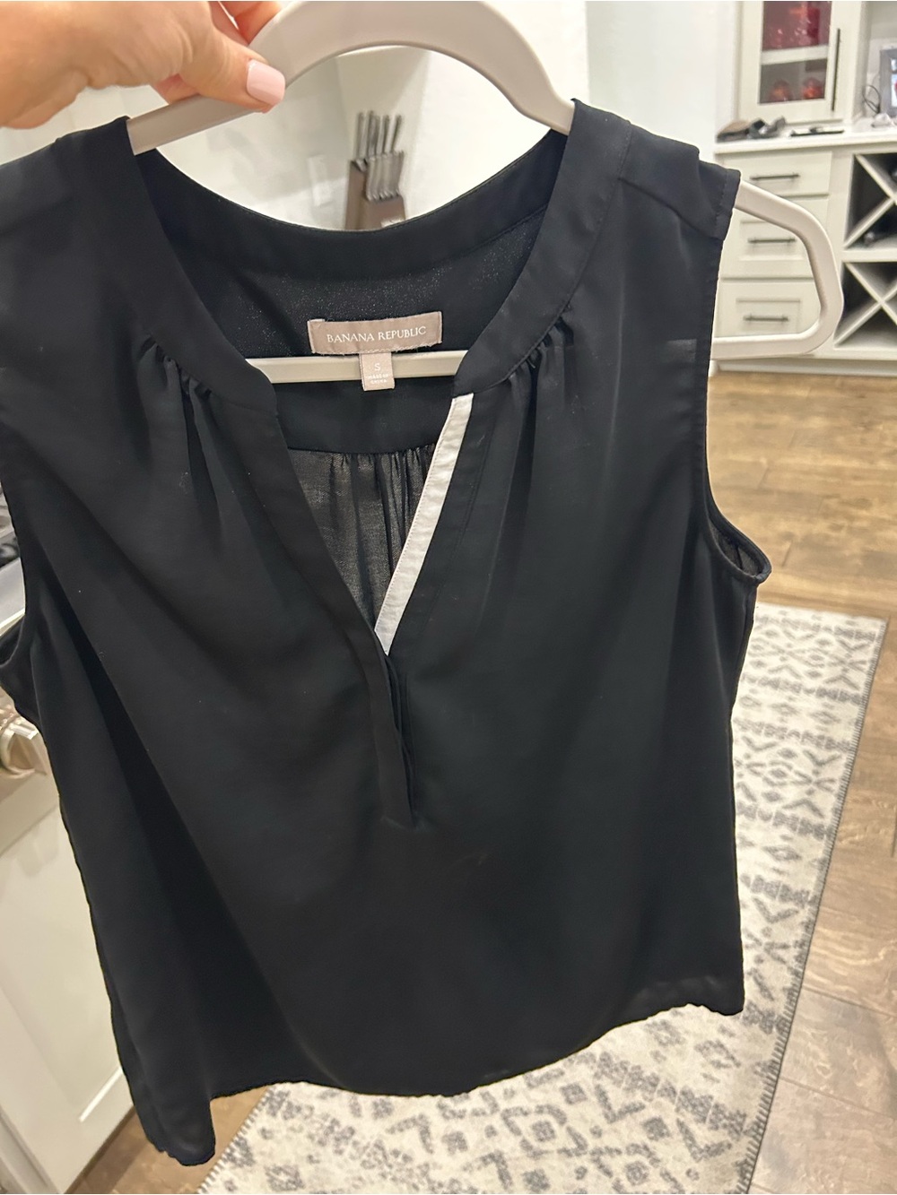 Banana Republic Black Sleeveless V-Neck Shell Blouse 🖤